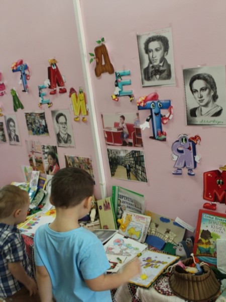 Стенд для поделок и рисунков в детский сад (50 фото) » рисунки для срисовки на ростовсэс.рф